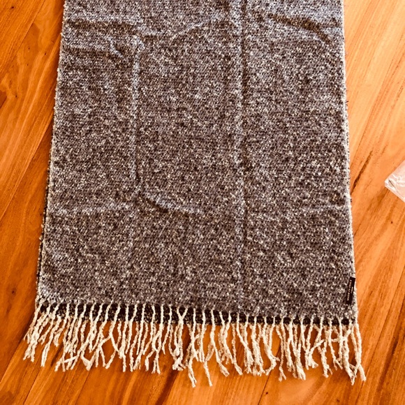 Italian Wrap-Around 100% Wool Knit Scarf made in Italy. - Picture 4 of 9